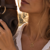 Equestrian Jewelry ketting Samy met stijgbeugelhanger in een fijne cirkel, in zilver en goud