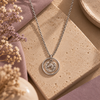 Equestrian Jewelry ketting Niki met ronde opengewerkte hanger met paardenhoofd en hoefijzer, in zilver en goud