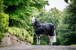Horseware Amigo 1200D Plus Turnout bundel in Zwart met Titanium, zijaanzicht op het paard