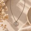 Equestrian Jewelry ketting Nali met grafische opengewerkte hoefijzerhanger, in zilver en goud