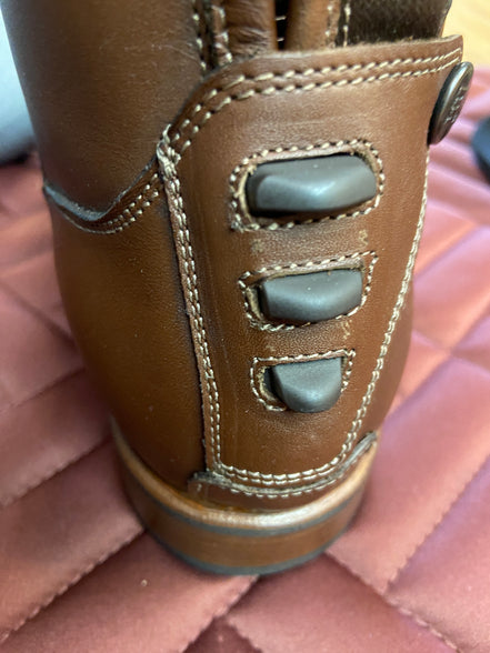 DeNiro Levante/01 Wrat Brown Grarose