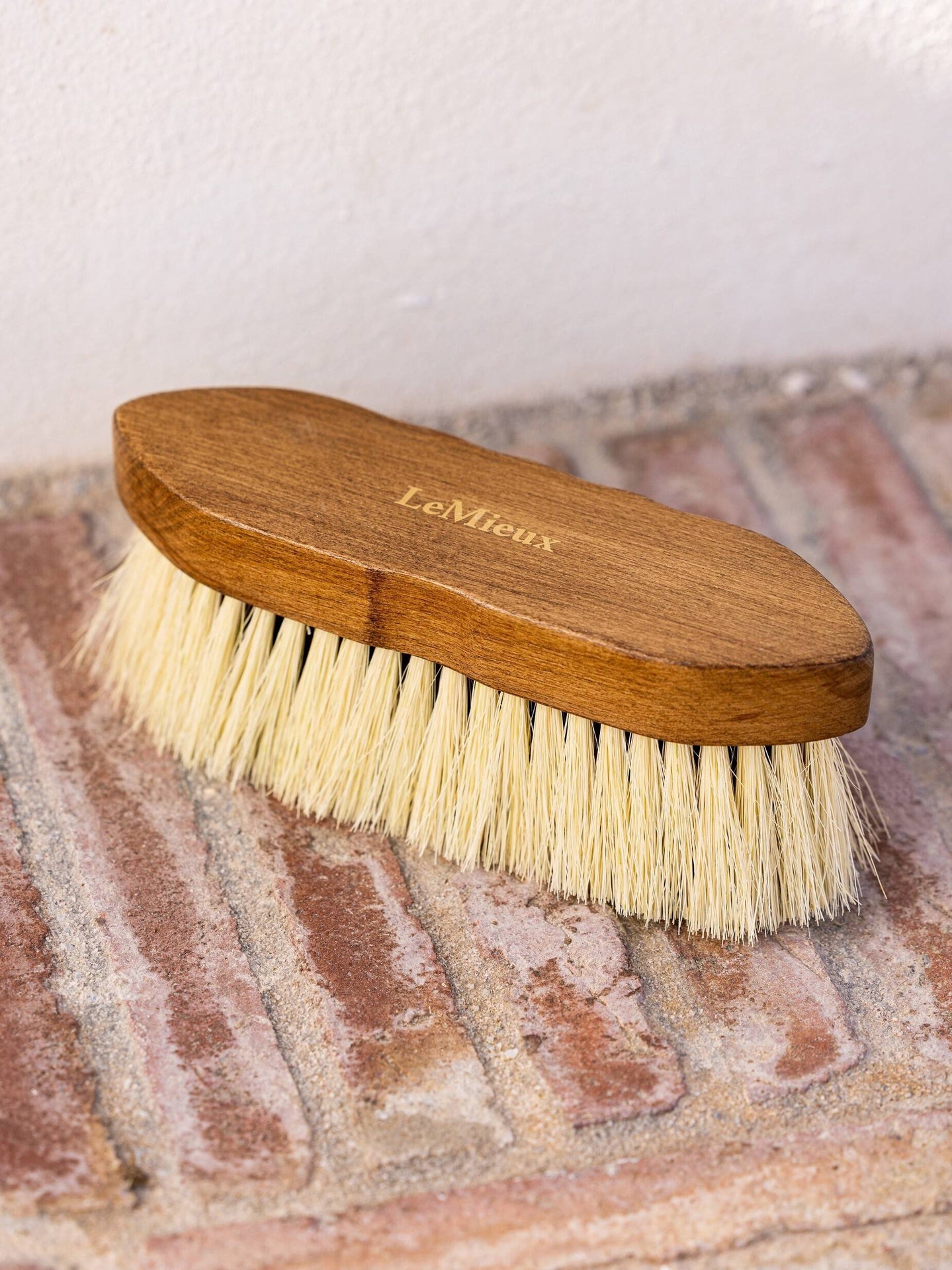 LeMieux Artisan Soft Finishing Brush Braun