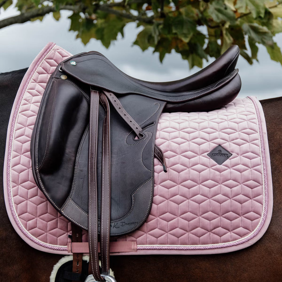 Kentucky Zadeldek Velvet Luxe Fluweel en Anatomisch Zadeldoeken - Maddelin Equestrian Kentucky
