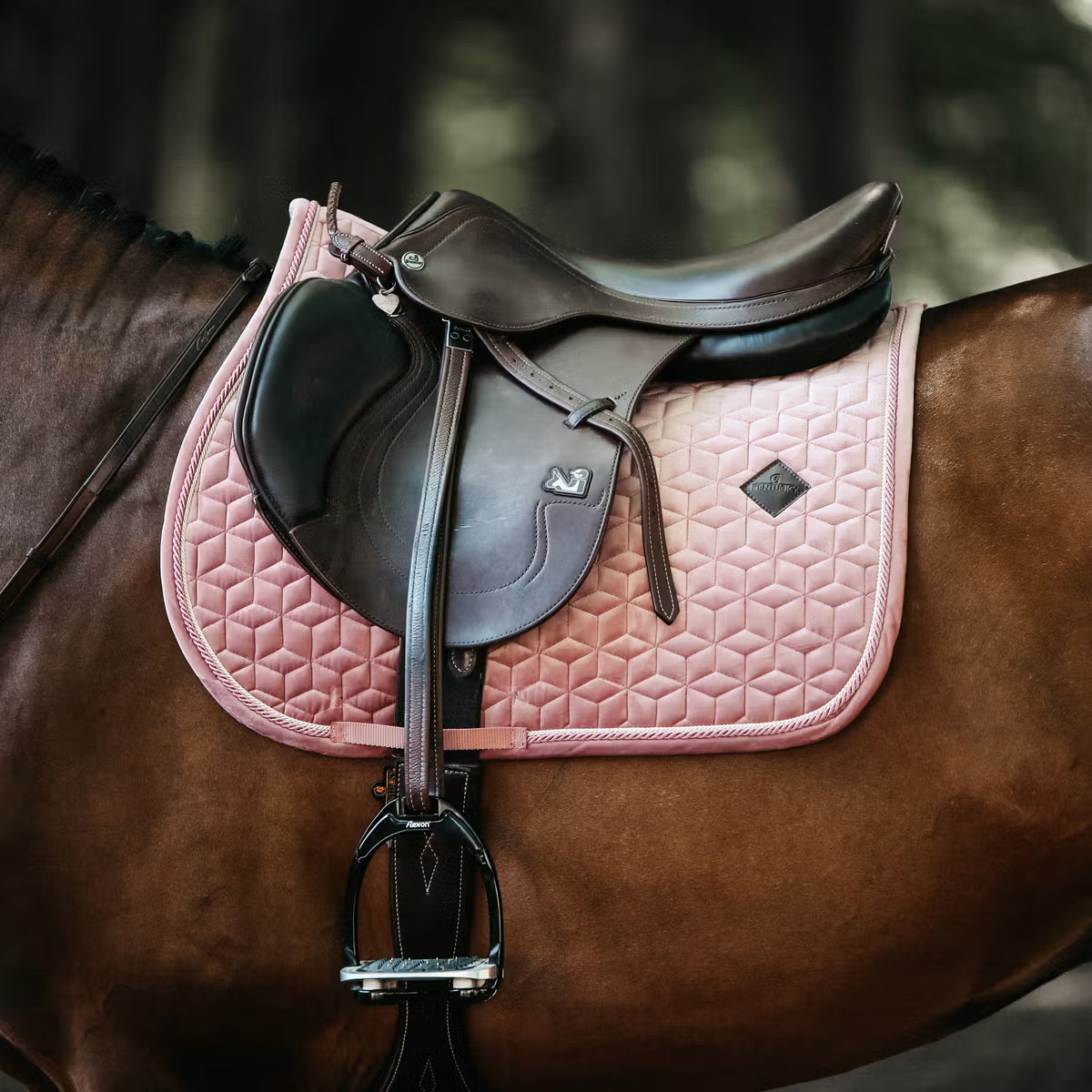 Kentucky Zadeldek Velvet Luxe Fluweel en Anatomisch Zadeldoeken - Maddelin Equestrian Kentucky