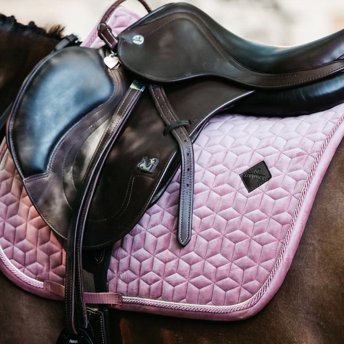 Kentucky Zadeldek Velvet Luxe Fluweel en Anatomisch Zadeldoeken - Maddelin Equestrian Kentucky