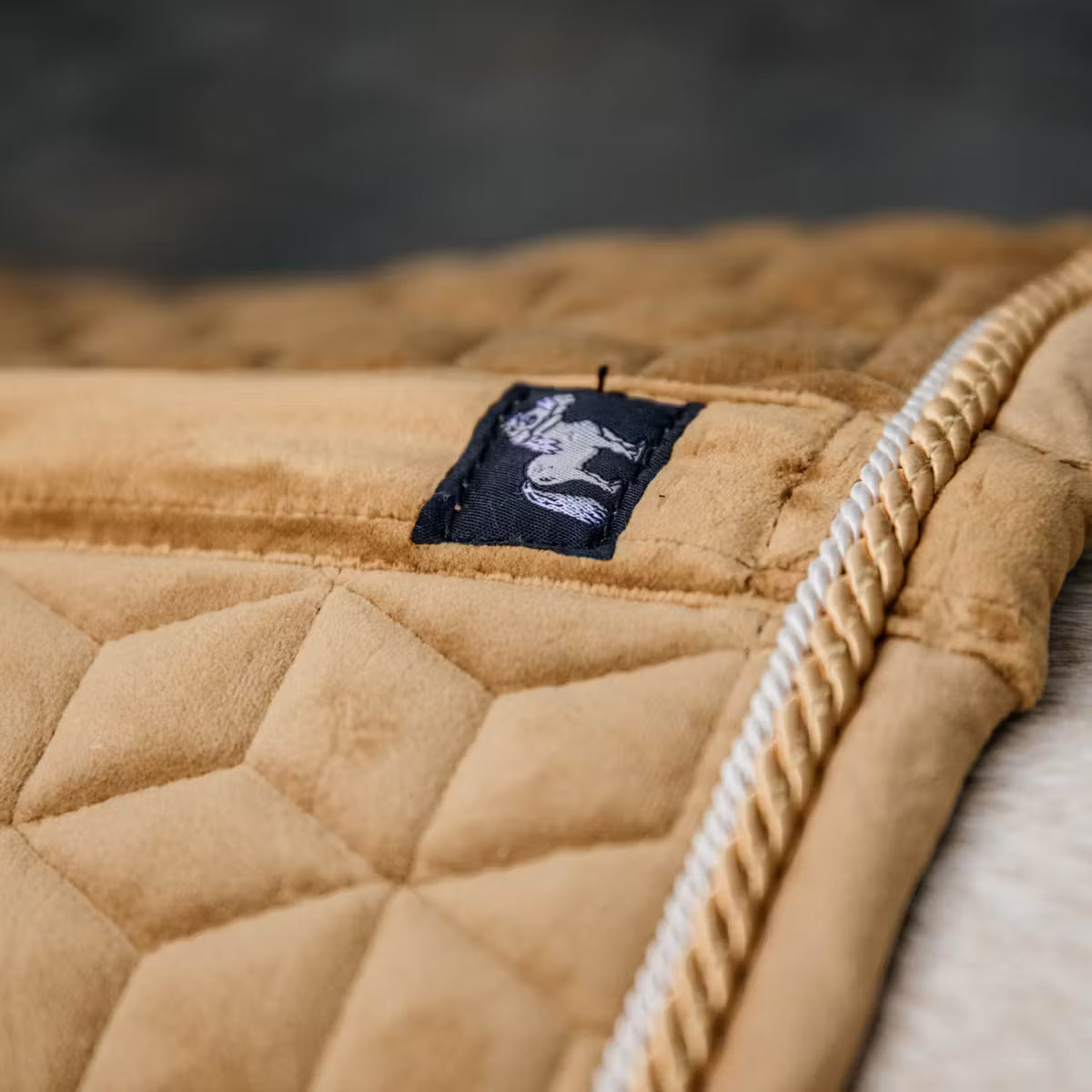 Kentucky Zadeldek Velvet Luxe Fluweel en Anatomisch Zadeldoeken - Maddelin Equestrian Kentucky