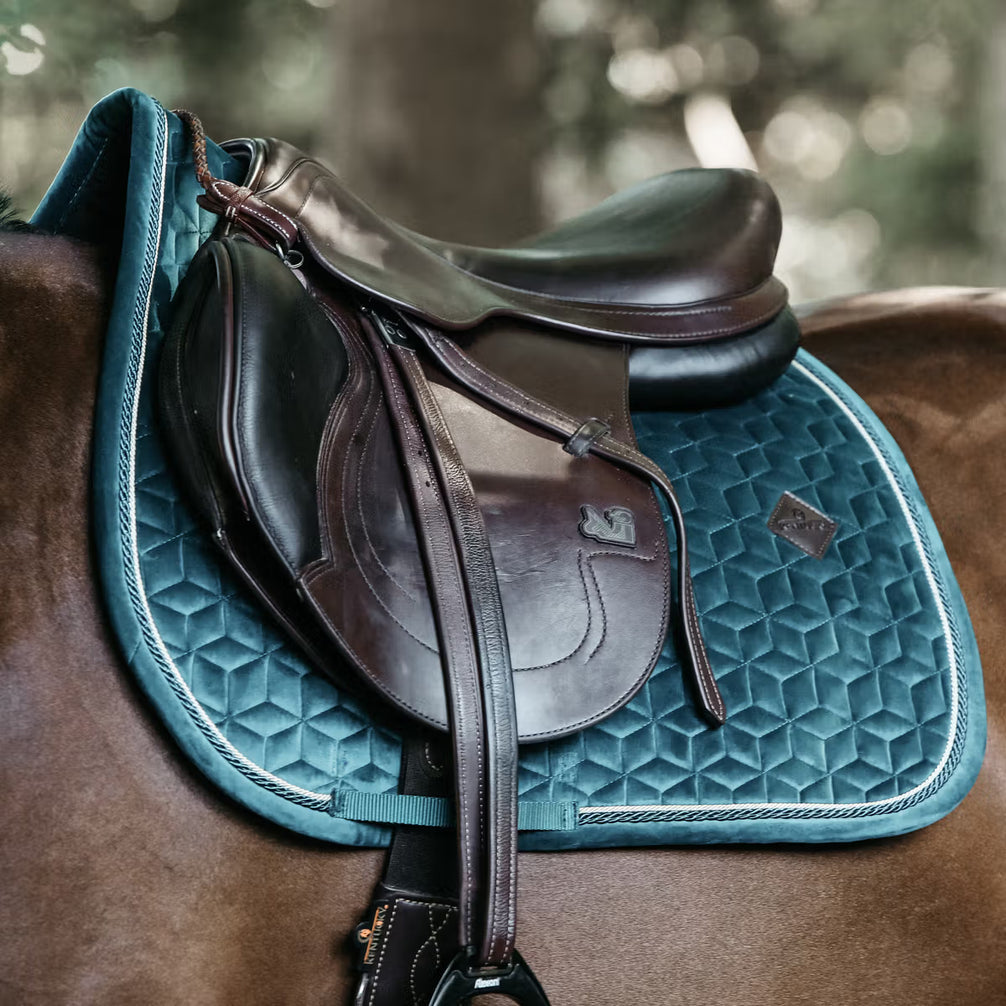 Kentucky Zadeldek Velvet Luxe Fluweel en Anatomisch Zadeldoeken - Maddelin Equestrian Kentucky