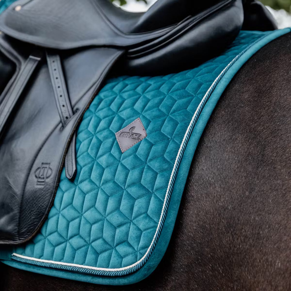 Kentucky Zadeldek Velvet Luxe Fluweel en Anatomisch Zadeldoeken - Maddelin Equestrian Kentucky