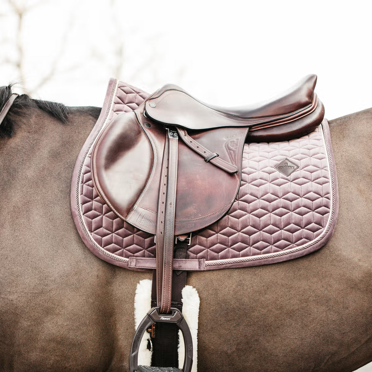 Kentucky Zadeldek Velvet Luxe Fluweel en Anatomisch Zadeldoeken - Maddelin Equestrian Kentucky
