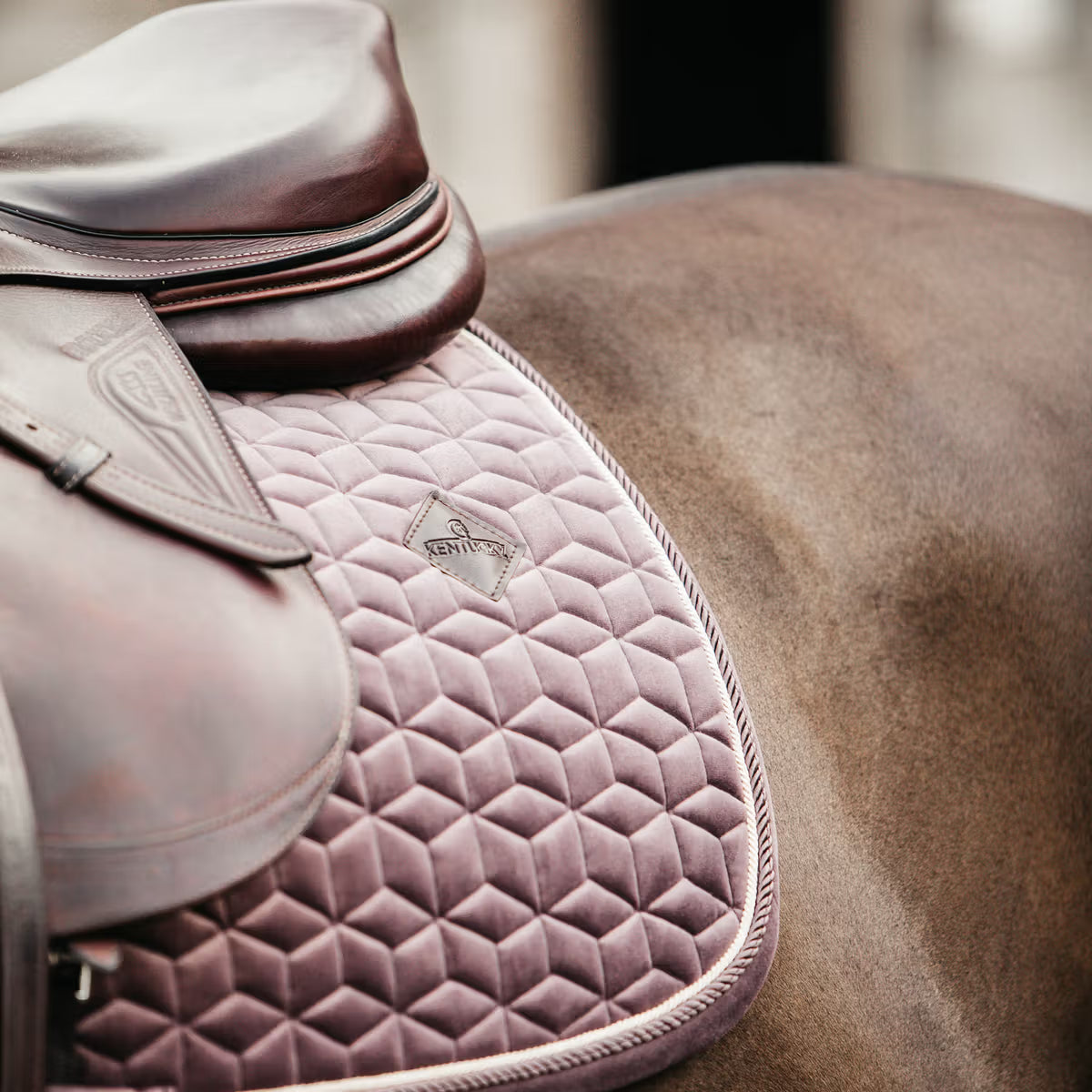Kentucky Zadeldek Velvet Luxe Fluweel en Anatomisch Zadeldoeken - Maddelin Equestrian Kentucky
