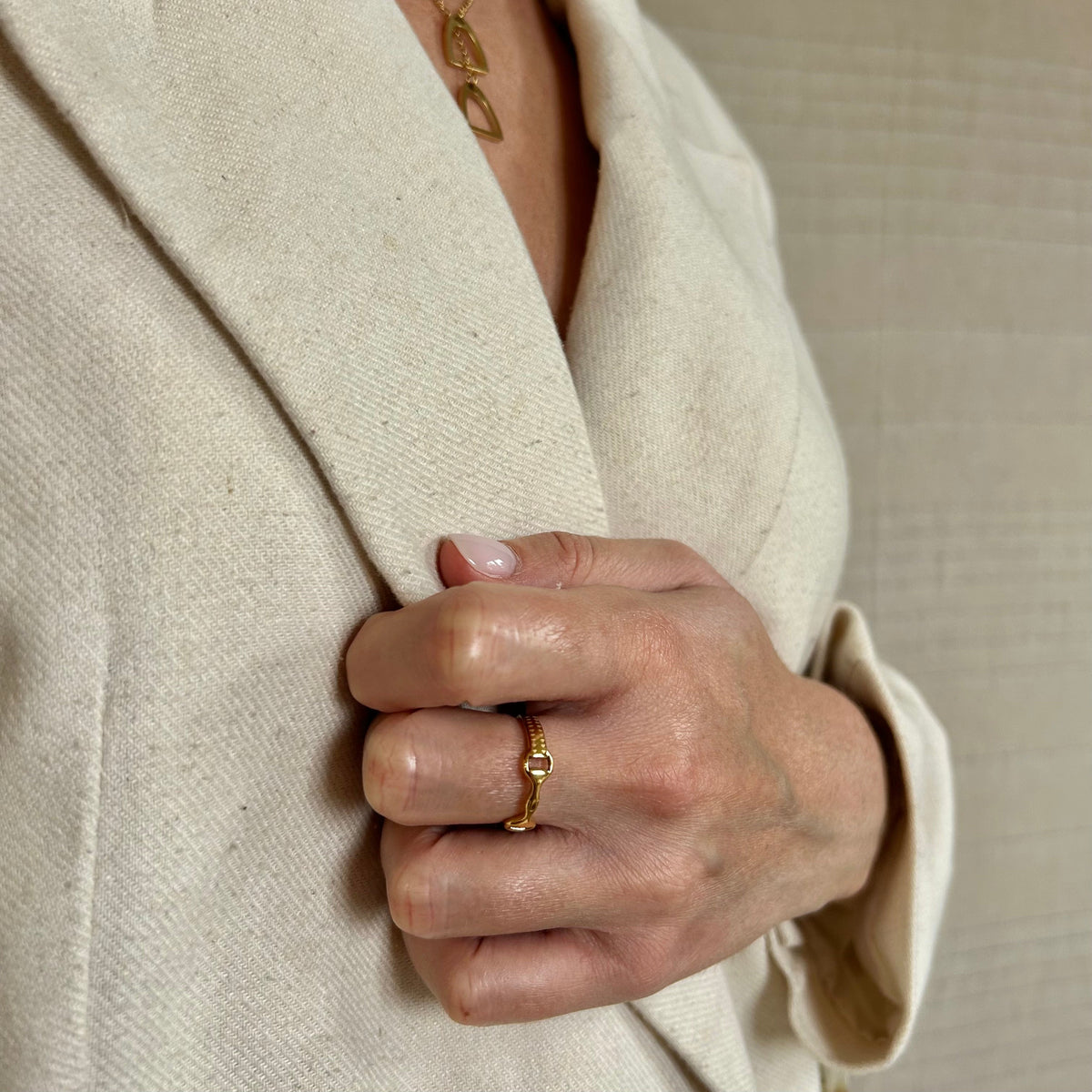 Equestrian Jewelry ring Ana met fijn bitmotief, verstelbaar, in zilver en goud