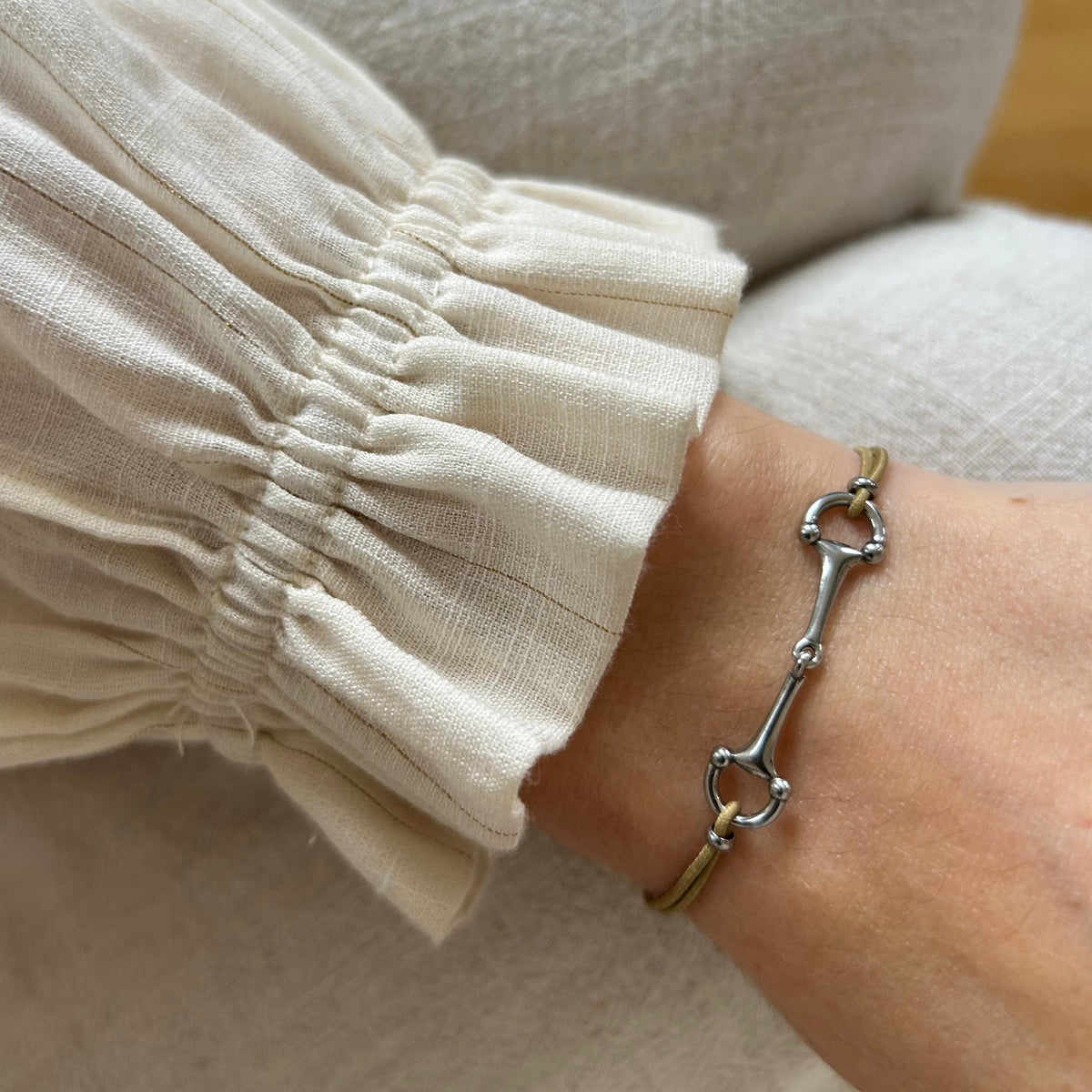 Equestrian Jewelry armband Lana: dun elastisch koordje met een fijne bit in goud of zilver