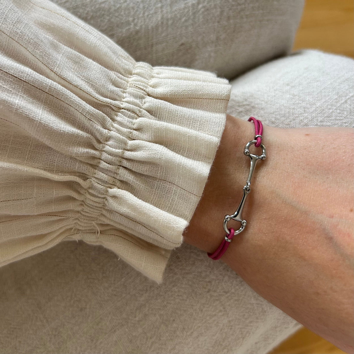 Equestrian Jewelry armband Lana: dun elastisch koordje met een fijne bit in goud of zilver