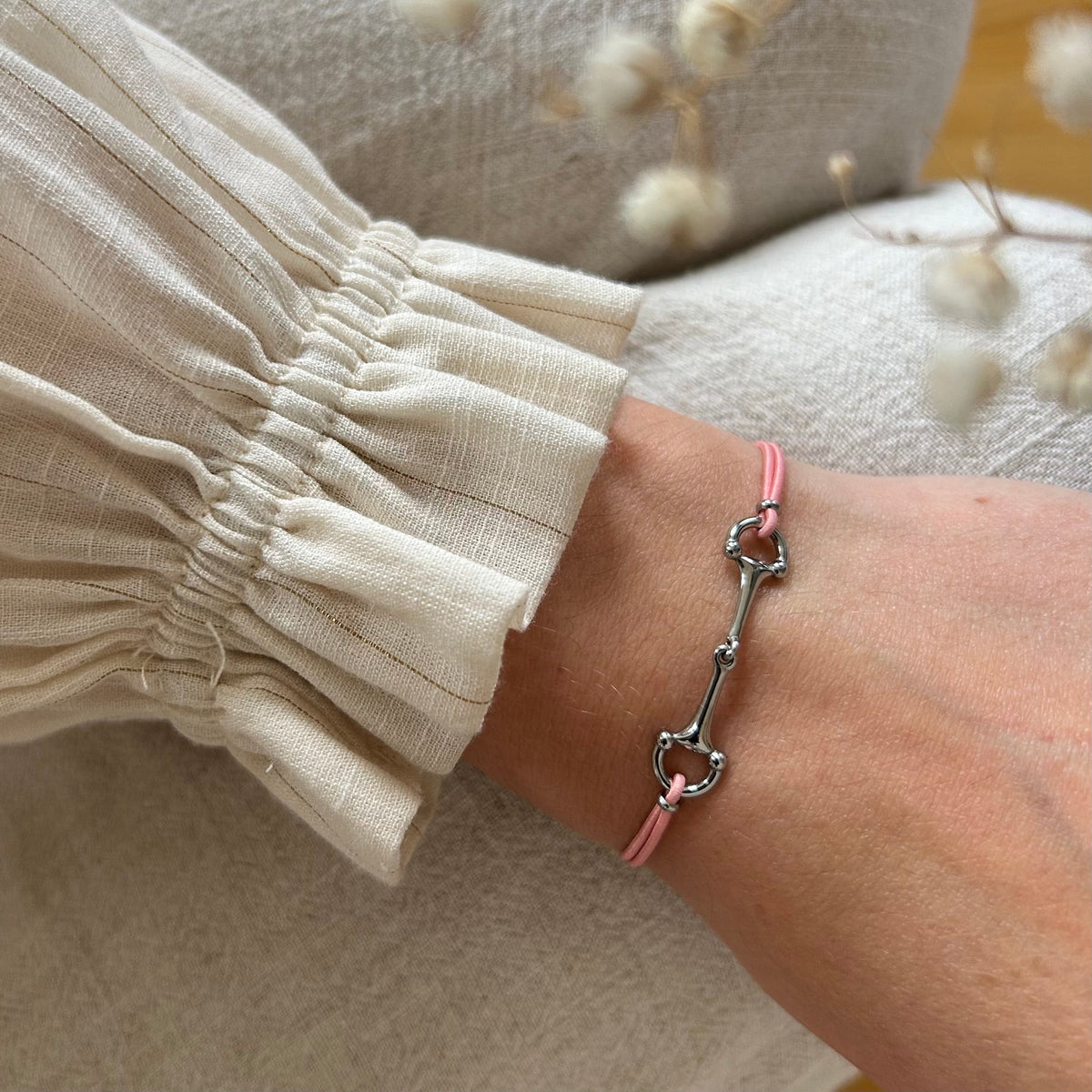 Equestrian Jewelry armband Lana: dun elastisch koordje met een fijne bit in goud of zilver