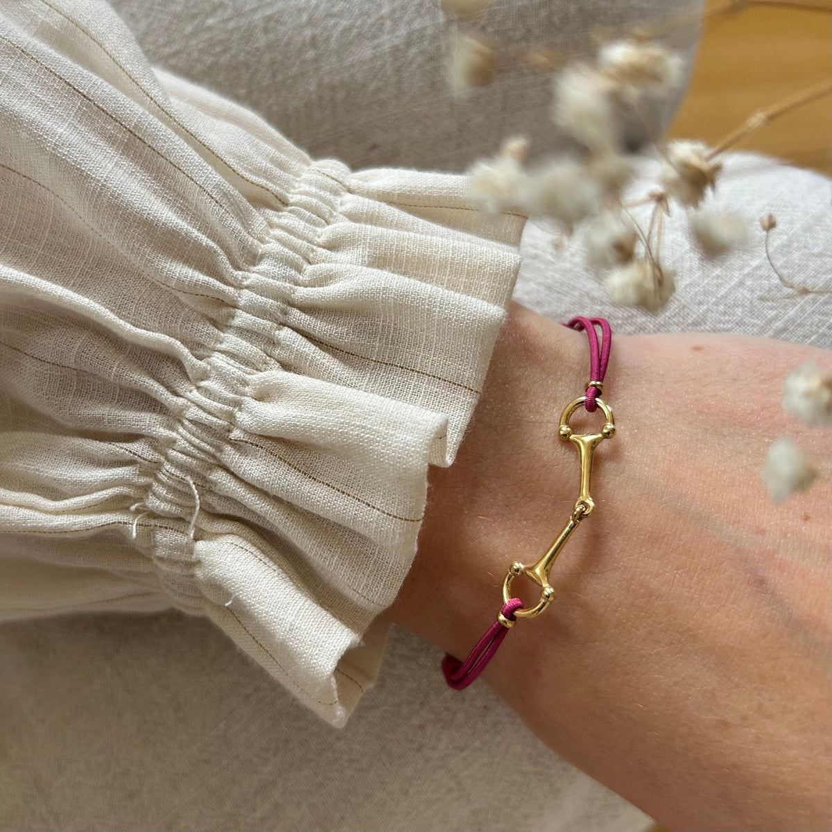 Equestrian Jewelry armband Lana: dun elastisch koordje met een fijne bit in goud of zilver