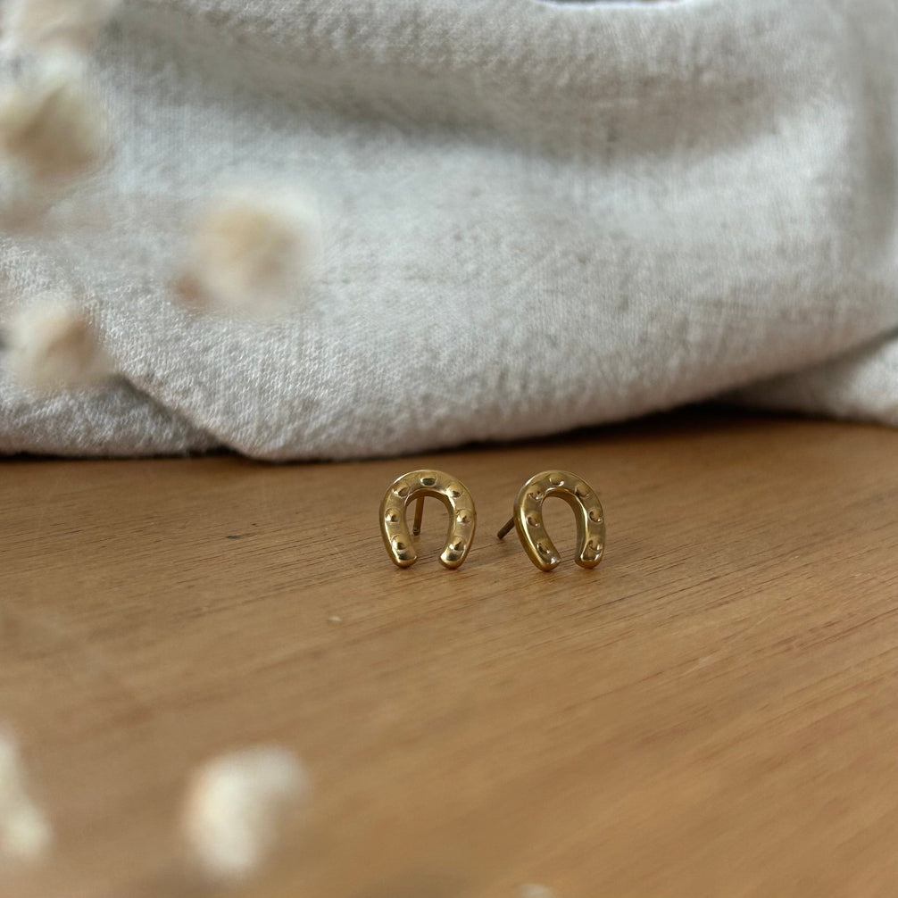 Equestrian Jewelry oorbellen Cary: kleine, eenvoudige hoefijzer-oorknopjes in zilver of goud