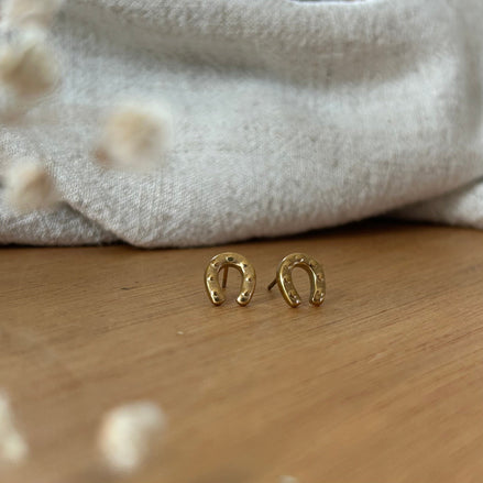 Equestrian Jewelry oorbellen Cary: kleine, eenvoudige hoefijzer-oorknopjes in zilver of goud