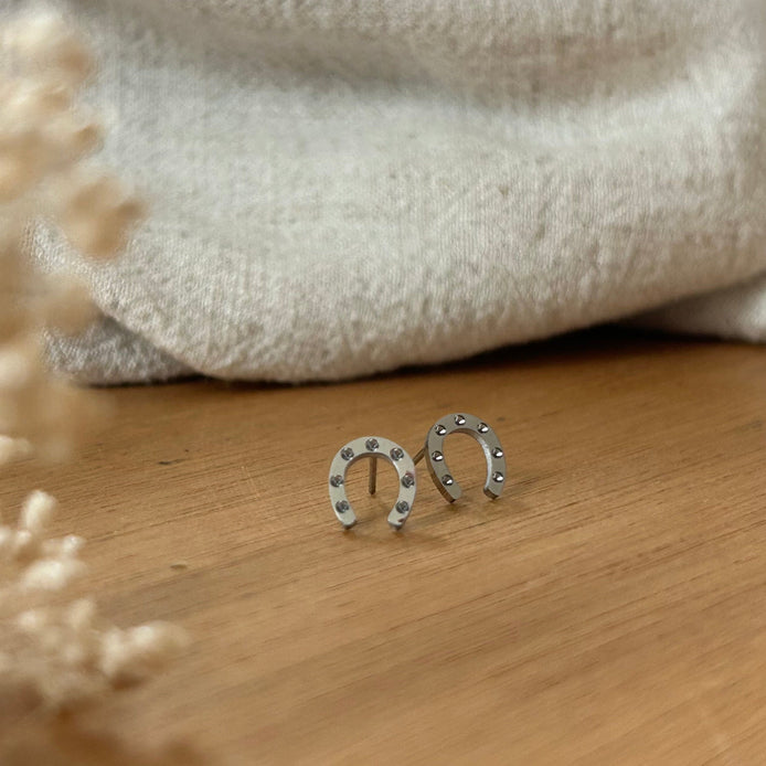 Equestrian Jewelry oorbellen Moly: sobere hoefijzer-oorknopjes zonder steentjes, in zilver of goud
