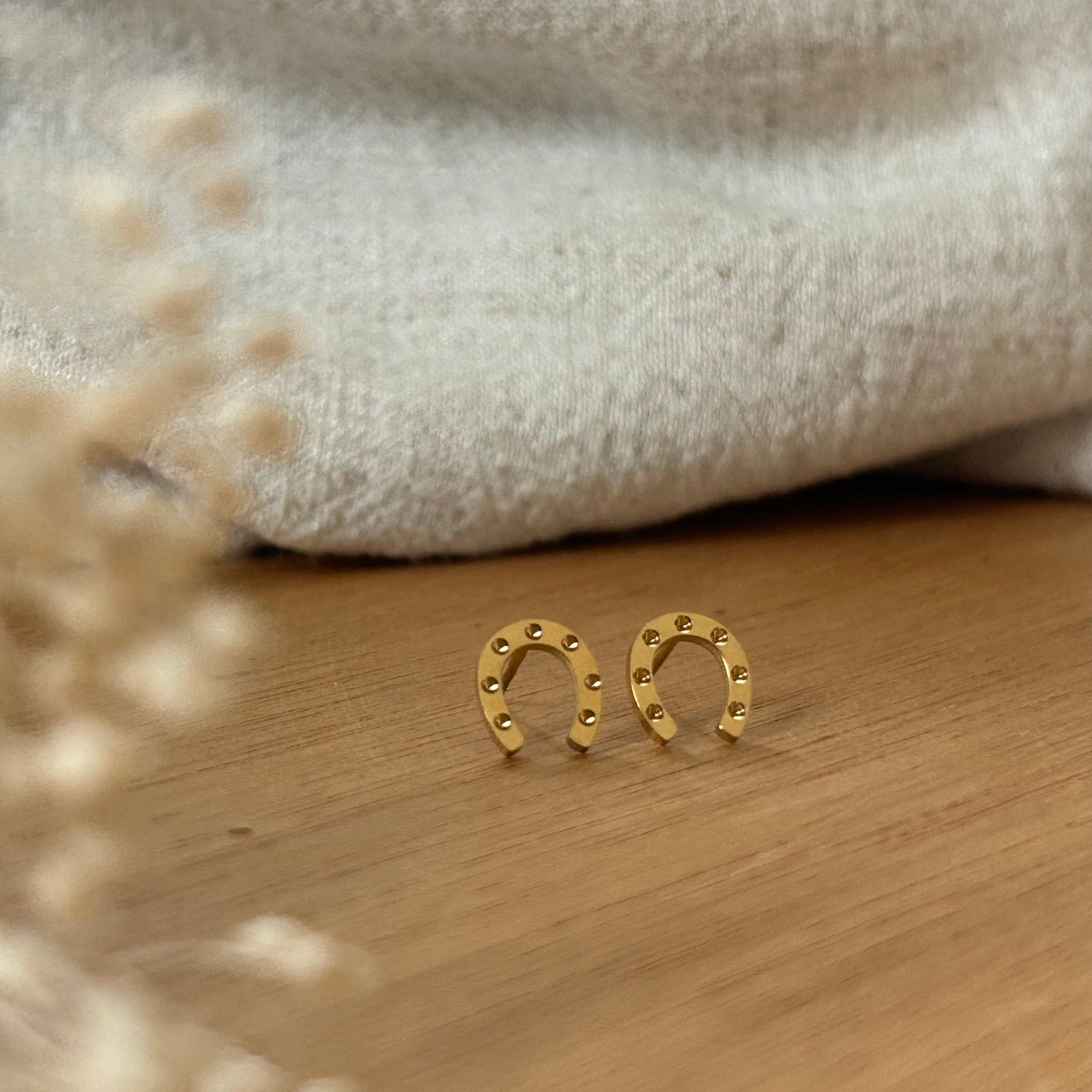 Equestrian Jewelry oorbellen Moly: sobere hoefijzer-oorknopjes zonder steentjes, in zilver of goud