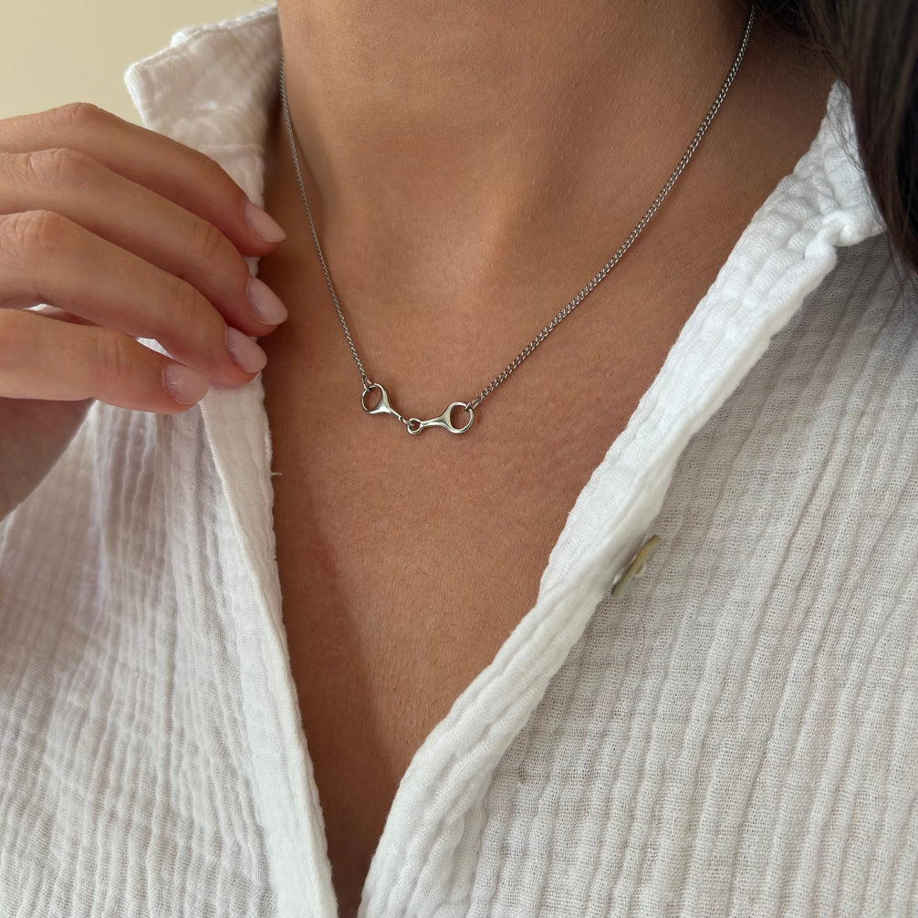 Equestrian Jewelry ketting Utah met bithanger aan een fijne ketting, in zilver en goud