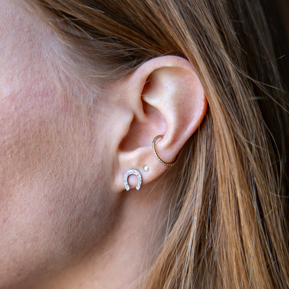 Equestrian Jewelry oorbellen Popy: hoefijzer-oorknopjes met losse strass-steentjes, in zilver of goud