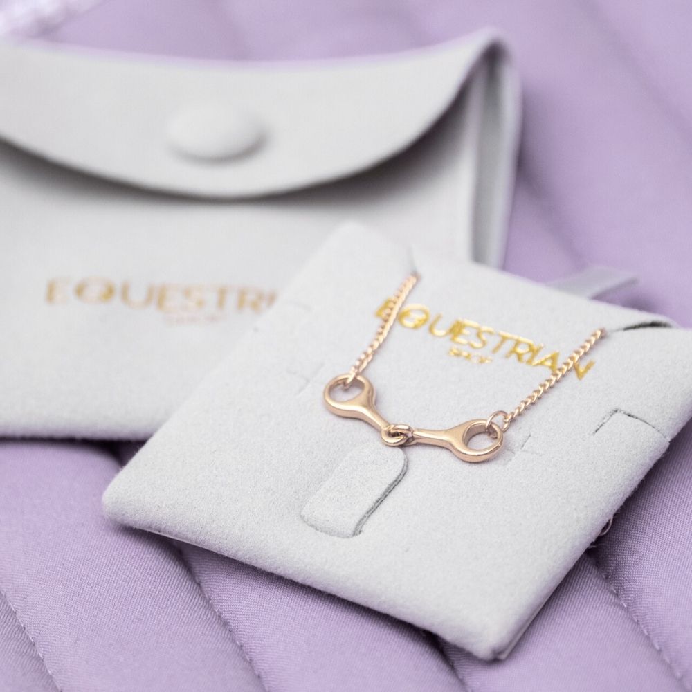 Equestrian Jewelry ketting Utah met bithanger aan een fijne ketting, in zilver en goud