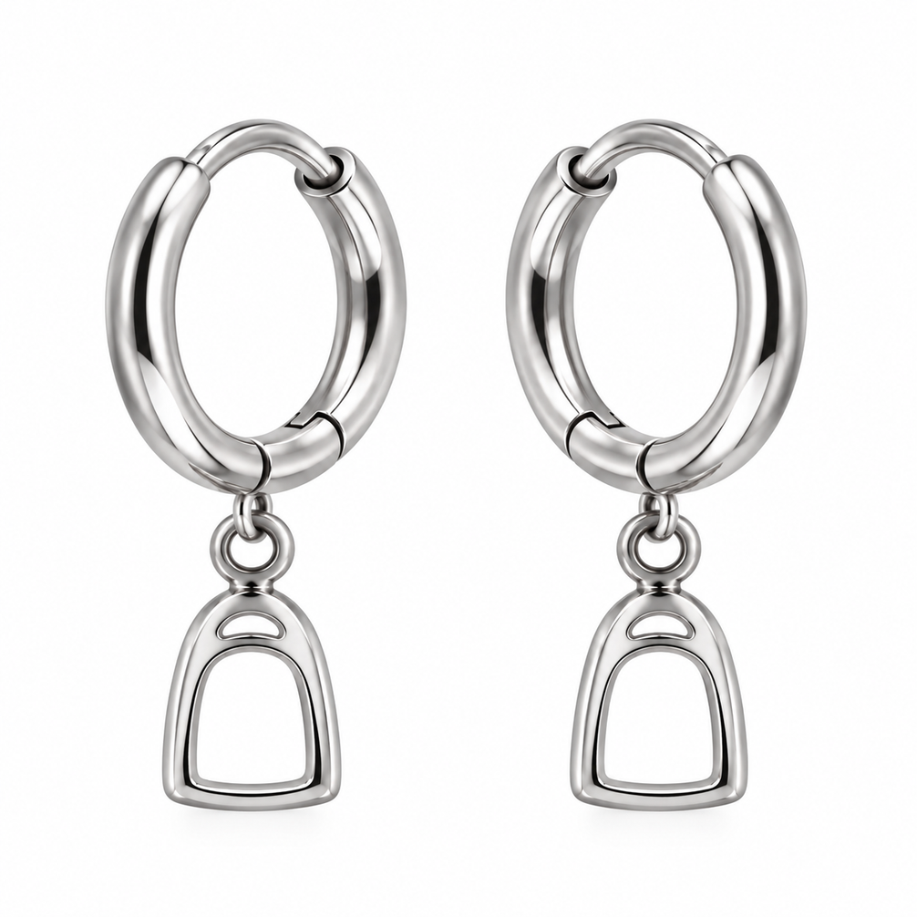 Equestrian Jewelry creolen Dolly met grafische hanger geïnspireerd op een stijgbeugel, in zilver en goud