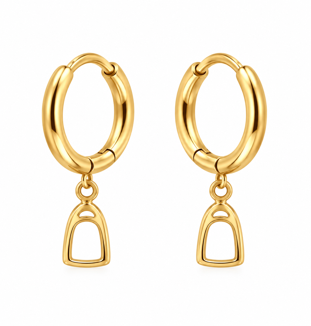 Equestrian Jewelry creolen Dolly met grafische hanger geïnspireerd op een stijgbeugel, in zilver en goud