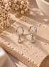 Equestrian Jewelry creolen Dolly met grafische hanger geïnspireerd op een stijgbeugel, in zilver en goud