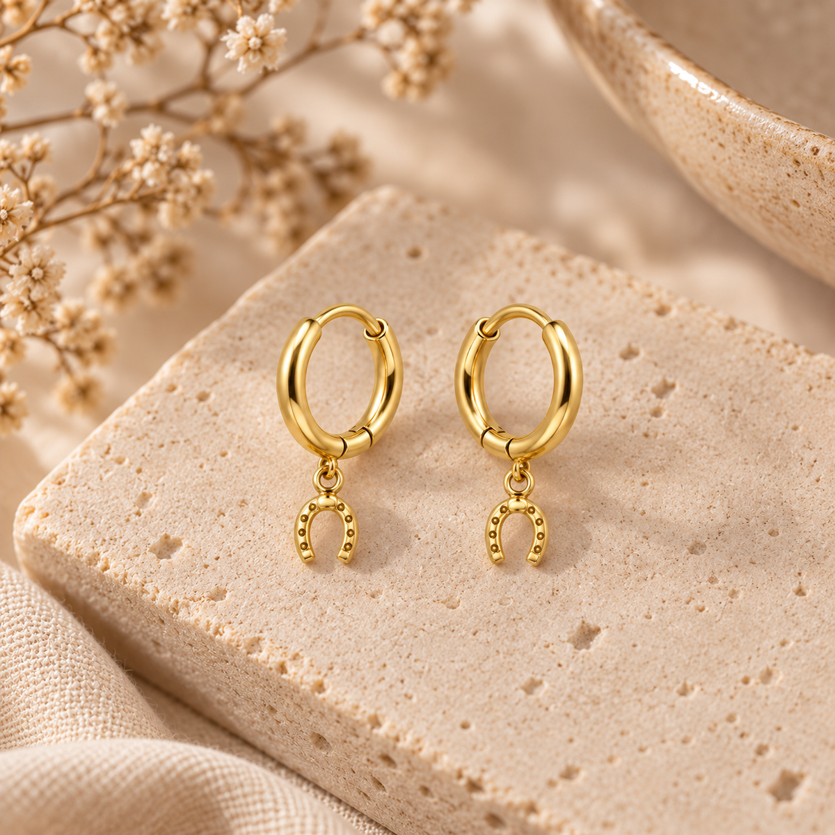 Equestrian Jewelry creolen Lili met klein hoefijzertje als hanger, in zilver en goud