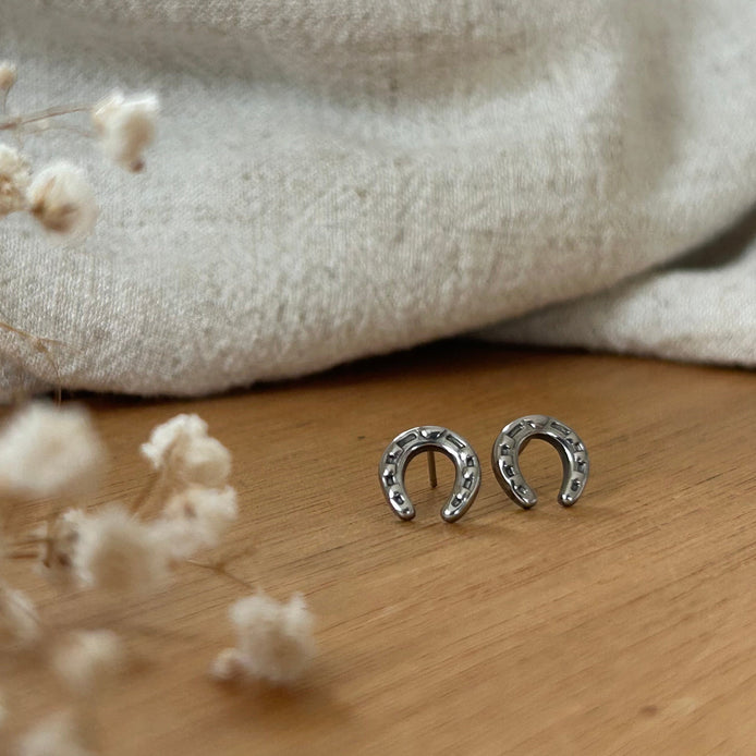 Equestrian Jewelry oorbellen Andy: oorknopjes met een fijn bewerkt hoefijzer in reliëf, in zilver of goud