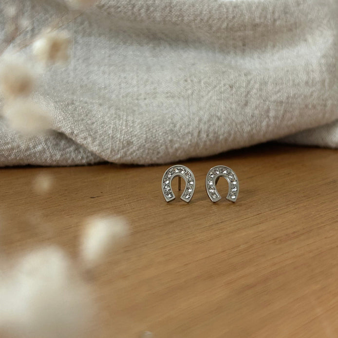 Equestrian Jewelry oorbellen Lady: hoefijzer-oorknopjes volledig bezet met strass-steentjes, in zilver of goud