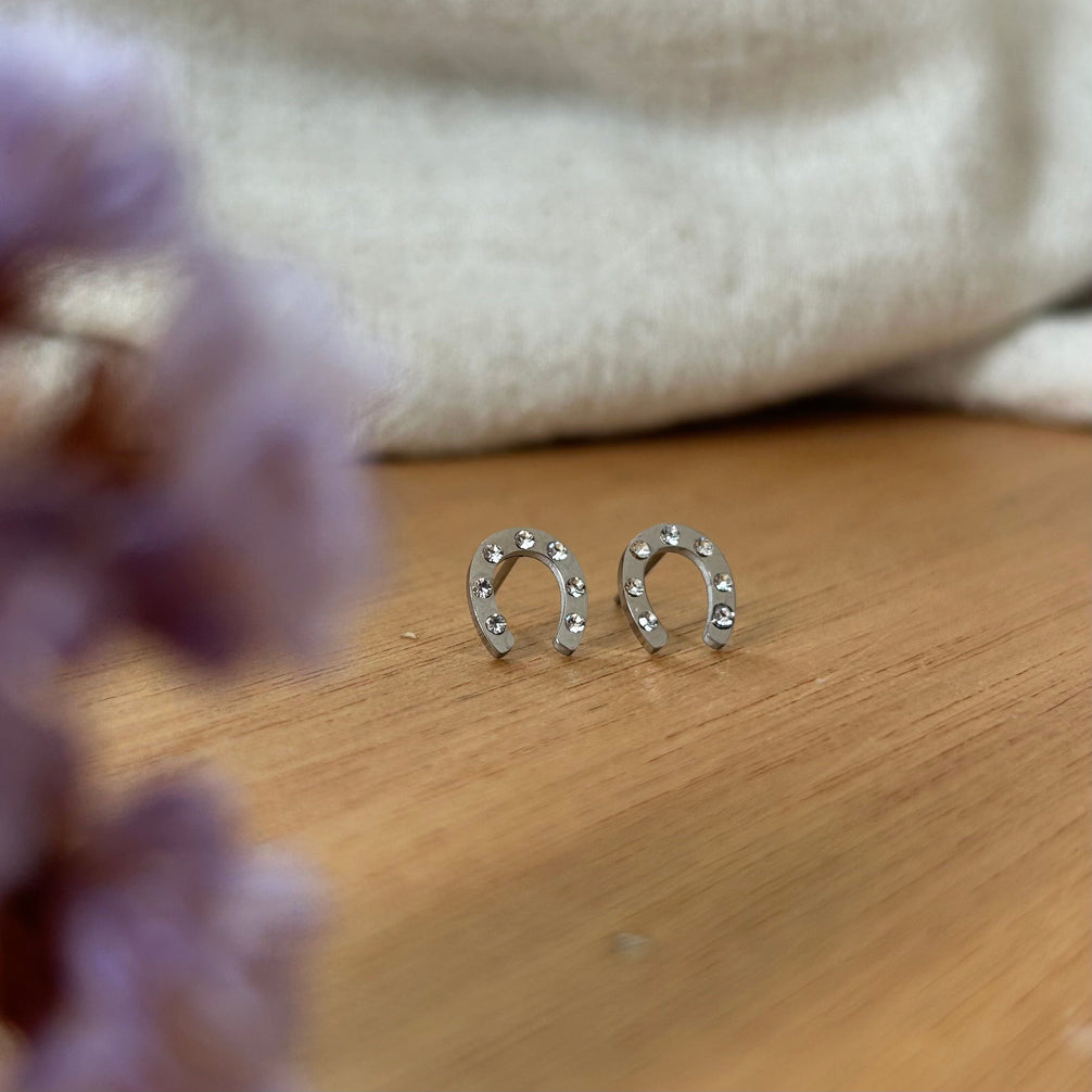 Equestrian Jewelry oorbellen Popy: hoefijzer-oorknopjes met losse strass-steentjes, in zilver of goud