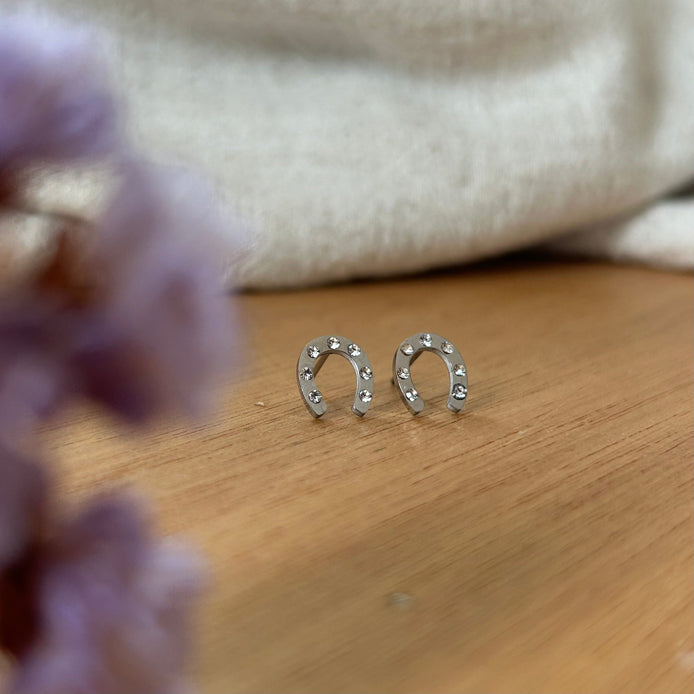 Equestrian Jewelry oorbellen Popy: hoefijzer-oorknopjes met losse strass-steentjes, in zilver of goud