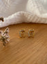 Equestrian Jewelry oorbellen Emy: hoefijzer-oorknopjes met strass-steentjes op één helft, in zilver of goud
