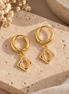 Equestrian Jewelry creolen Dixie met opengewerkte hanger en hoefijzer, in zilver en goud