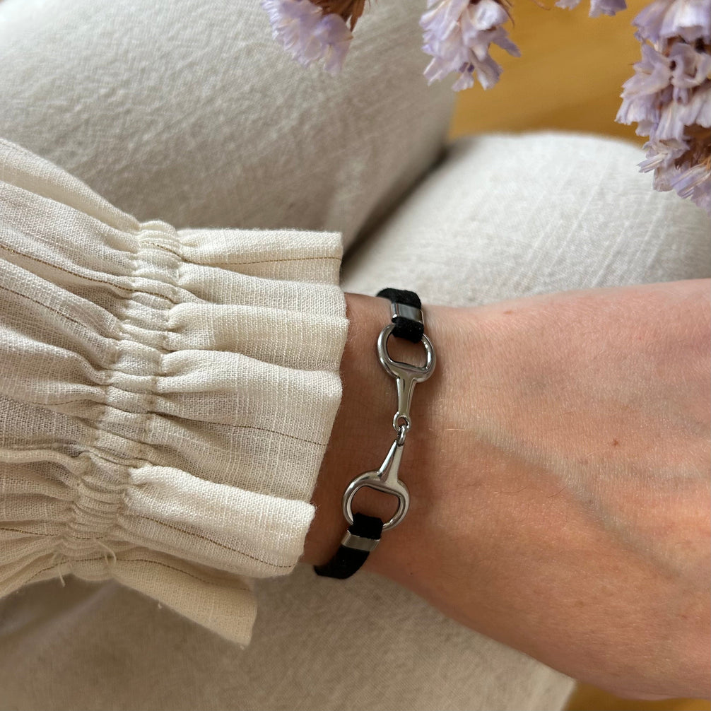 Equestrian Jewelry armband Lilo: bandje in suède-look met een bit in goud of zilver