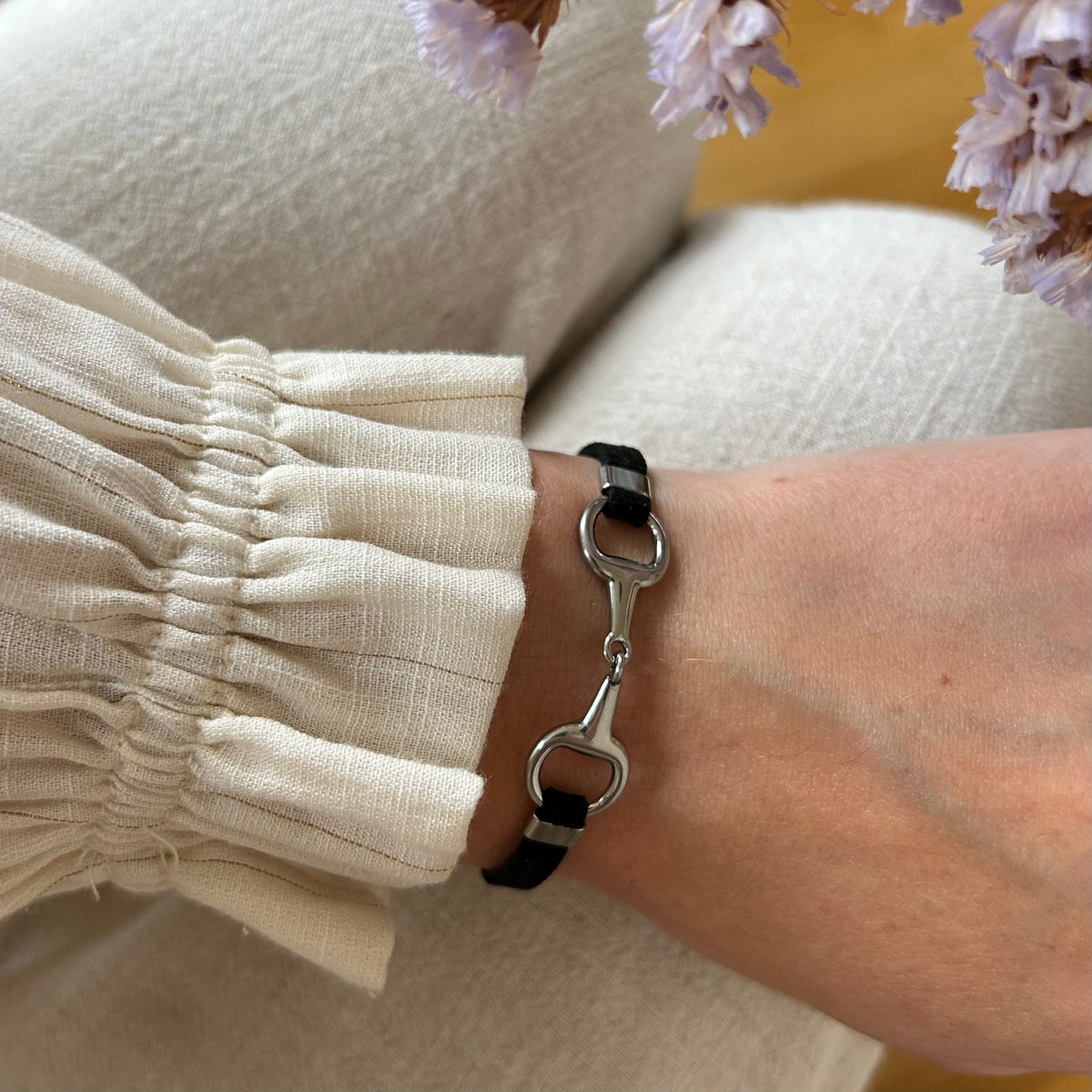 Equestrian Jewelry armband Lilo: bandje in suède-look met een bit in goud of zilver