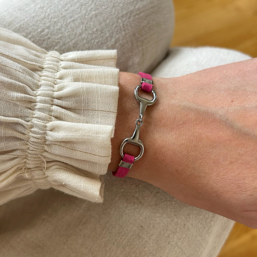 Equestrian Jewelry armband Lilo: bandje in suède-look met een bit in goud of zilver