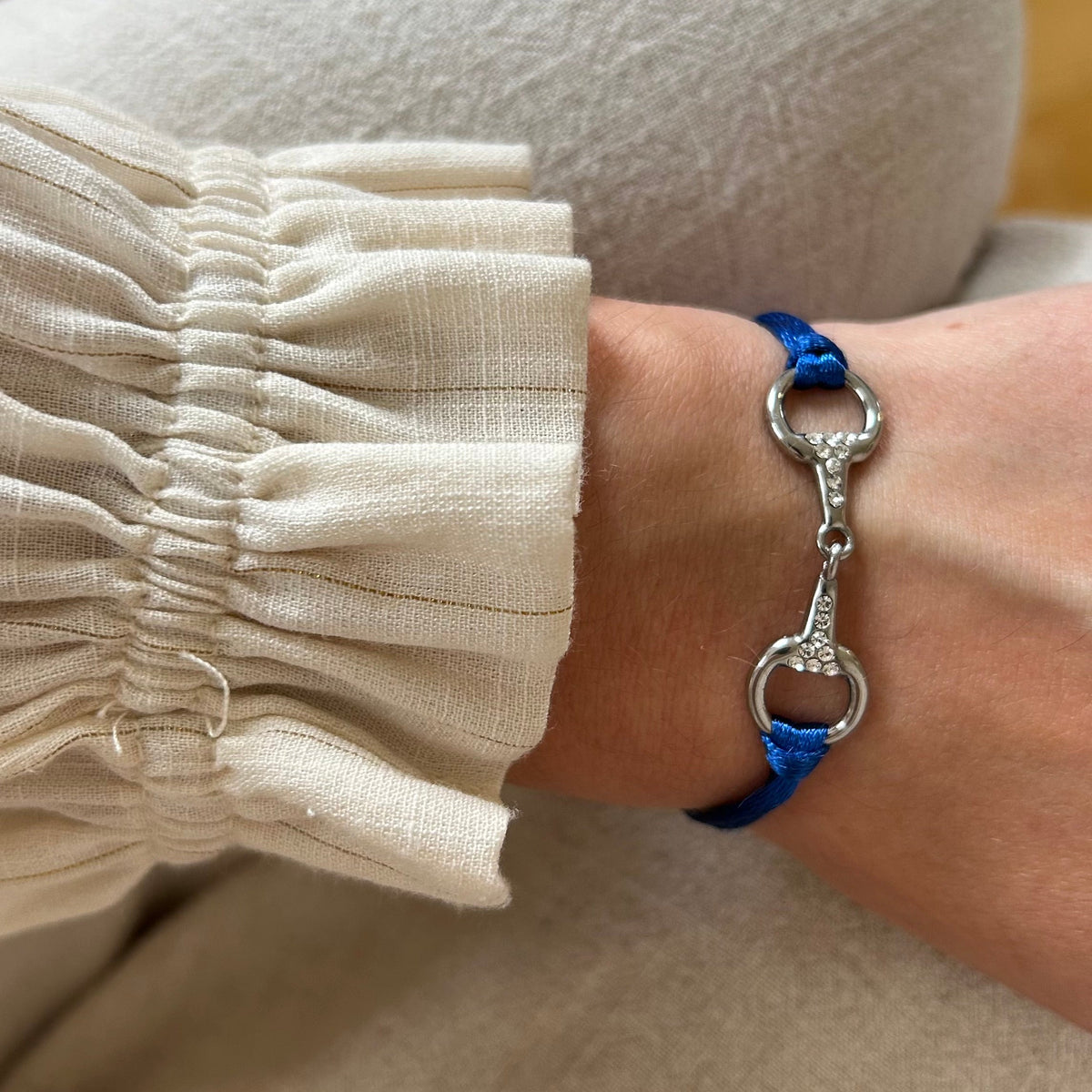 Equestrian Jewelry armband Sam: satijnen koord met een bit bezet met strass-steentjes, in goud of zilver
