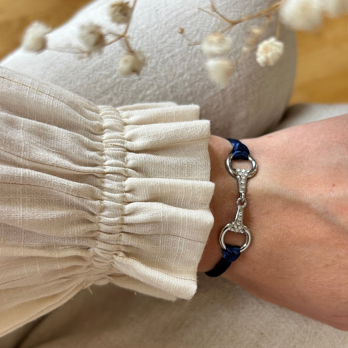 Equestrian Jewelry armband Sam: satijnen koord met een bit bezet met strass-steentjes, in goud of zilver