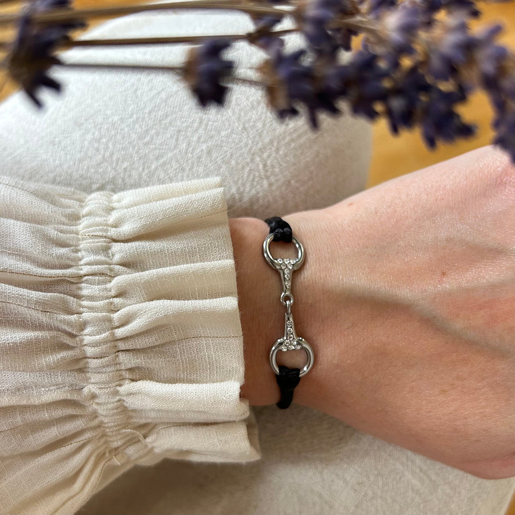 Equestrian Jewelry armband Sam: satijnen koord met een bit bezet met strass-steentjes, in goud of zilver