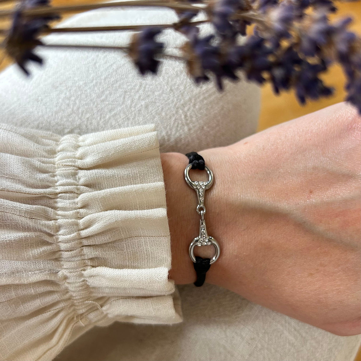 Equestrian Jewelry armband Sam: satijnen koord met een bit bezet met strass-steentjes, in goud of zilver