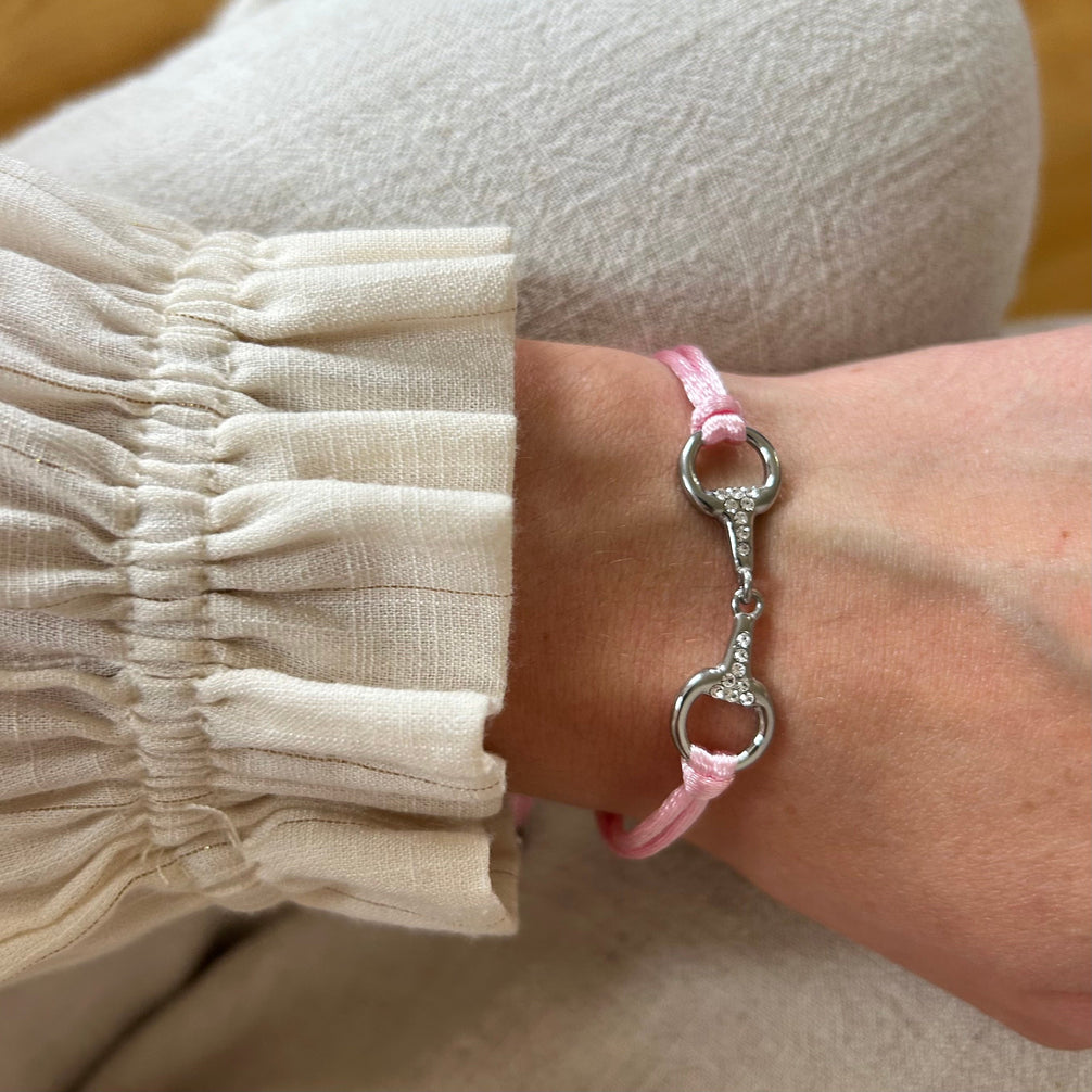 Equestrian Jewelry armband Sam: satijnen koord met een bit bezet met strass-steentjes, in goud of zilver