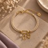 Equestrian Jewelry armband Epona: fijn koord met drie bedeltjes, een hoefijzer, een hartje en een natuursteen kraal