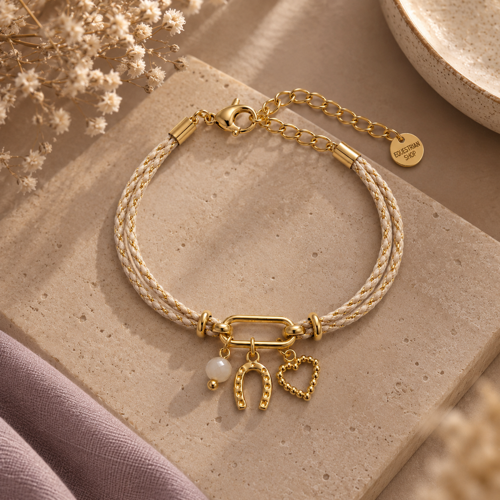 Equestrian Jewelry armband Epona: fijn koord met drie bedeltjes, een hoefijzer, een hartje en een natuursteen kraal