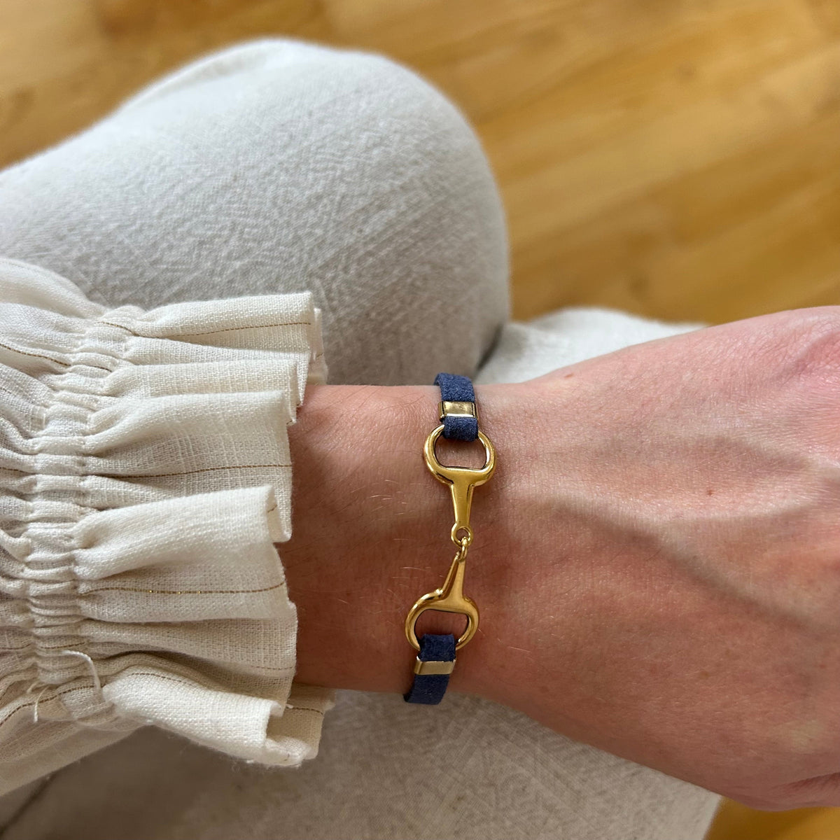 Equestrian Jewelry armband Lilo: bandje in suède-look met een bit in goud of zilver