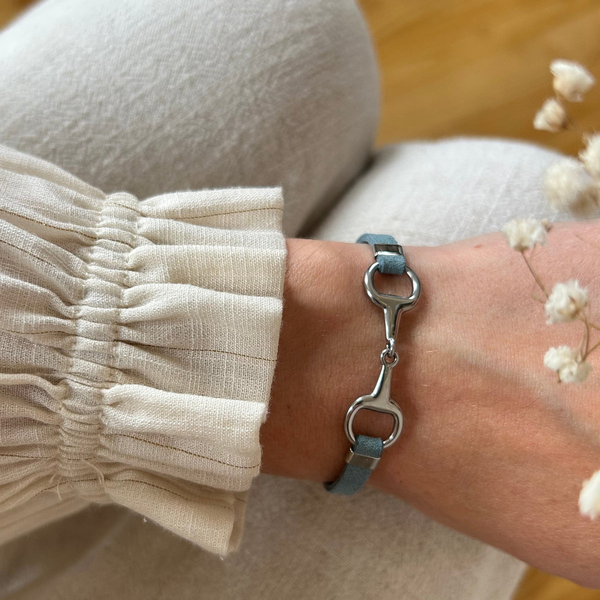 Equestrian Jewelry armband Lilo: bandje in suède-look met een bit in goud of zilver