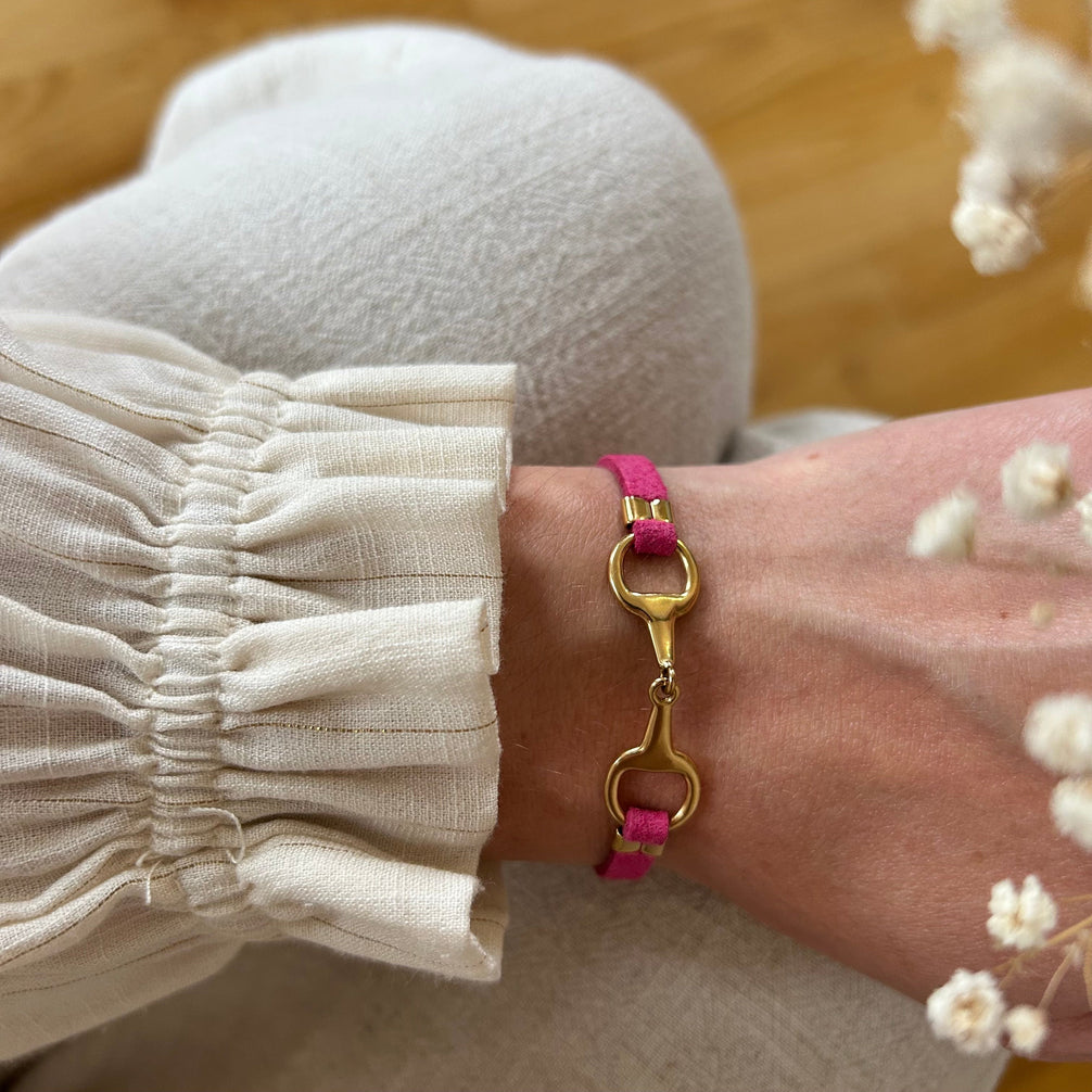 Equestrian Jewelry armband Lilo: bandje in suède-look met een bit in goud of zilver