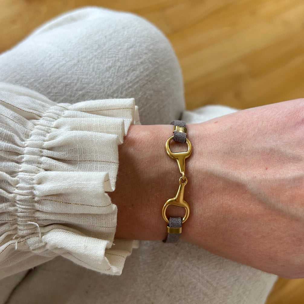 Equestrian Jewelry armband Lilo: bandje in suède-look met een bit in goud of zilver